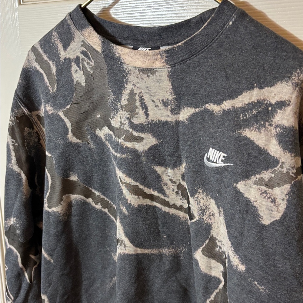 Nike women’s Crewneck Sweatshirt - Picture 2 of 9